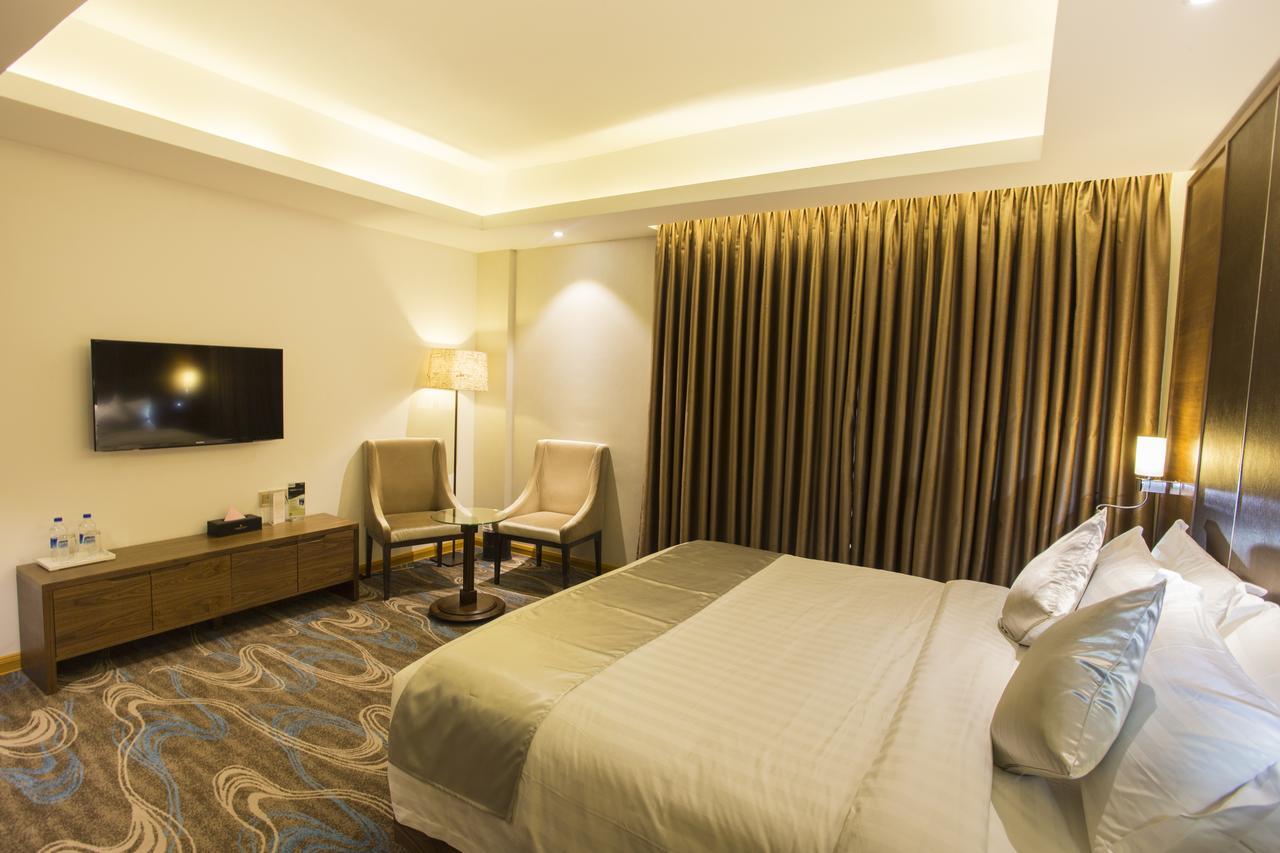 Golden Tulip - The Grandmark Dhaka Buitenkant foto